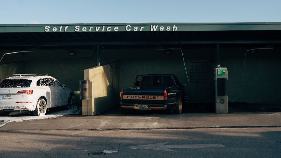 Een vrachtwagen wordt grondig gereinigd met een foamlans voor optimale hygiëne en veiligheid op de weg.