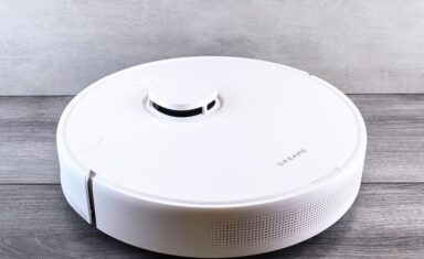 Een stille robotstofzuiger die 's nachts in een woonkamer schoonmaakt zonder geluidsoverlast te veroorzaken.