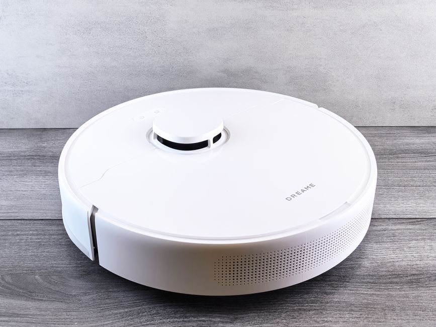 Een stille robotstofzuiger die 's nachts in een woonkamer schoonmaakt zonder geluidsoverlast te veroorzaken.