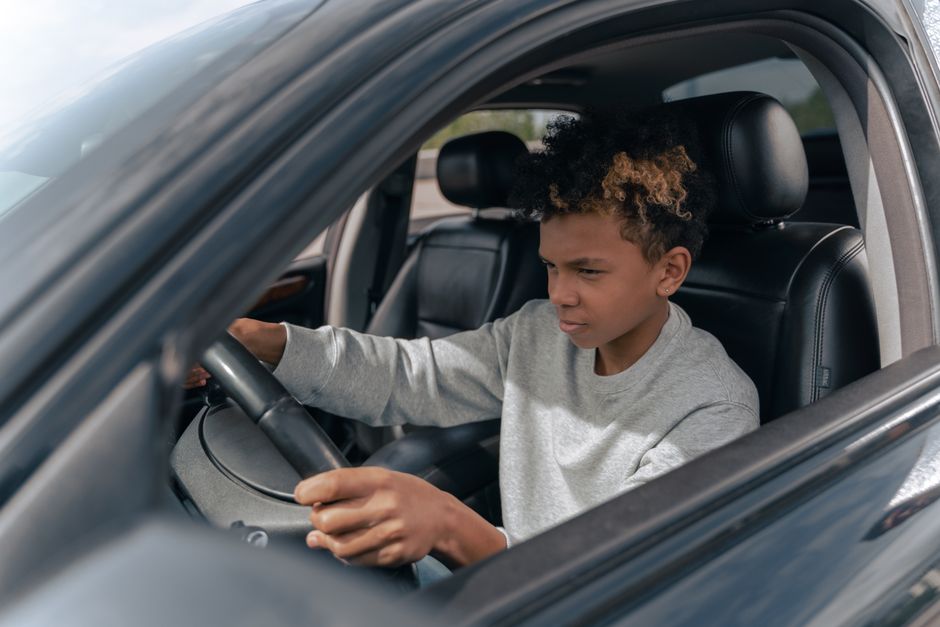 Een instructeur geeft rijlessen in Woensel, met leerlingen in de auto en een focus op diverse rijopleidingen.
