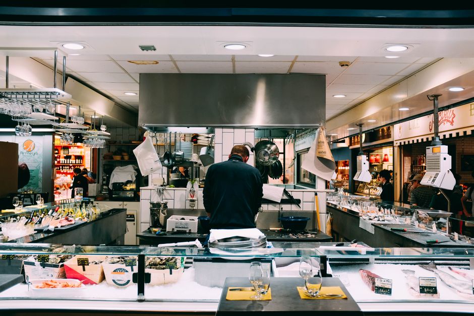 Moderne horeca-apparatuur zoals koeltoonbanken en ovens in een professionele keuken.