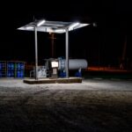 Een elektrische Cycplus A2 Pro pomp in gebruik voor het oppompen van een fietsband, ideaal voor elke fietstocht.