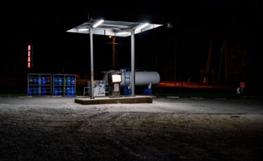 Een elektrische Cycplus A2 Pro pomp in gebruik voor het oppompen van een fietsband, ideaal voor elke fietstocht.