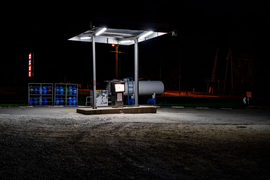 Een elektrische Cycplus A2 Pro pomp in gebruik voor het oppompen van een fietsband, ideaal voor elke fietstocht.