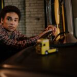 Een vrachtwagenchauffeur en buschauffeur in opleiding tijdens een proefrit voor rijbewijs C.
