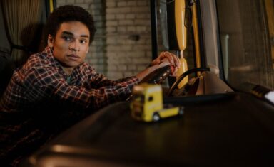 Een vrachtwagenchauffeur en buschauffeur in opleiding tijdens een proefrit voor rijbewijs C.