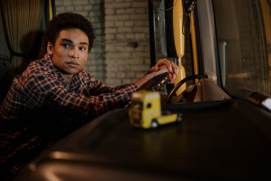 Een vrachtwagenchauffeur en buschauffeur in opleiding tijdens een proefrit voor rijbewijs C.