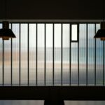 Minimalistische strakke hanglampen boven een moderne eettafel in een lichte woonkamer.